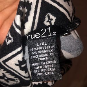 Short black and white pattern skirt